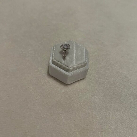 Women's White Zirconia Teardrop/Pear Shaped Cut Ring on a Split Silver Band - Picture 5 of 9